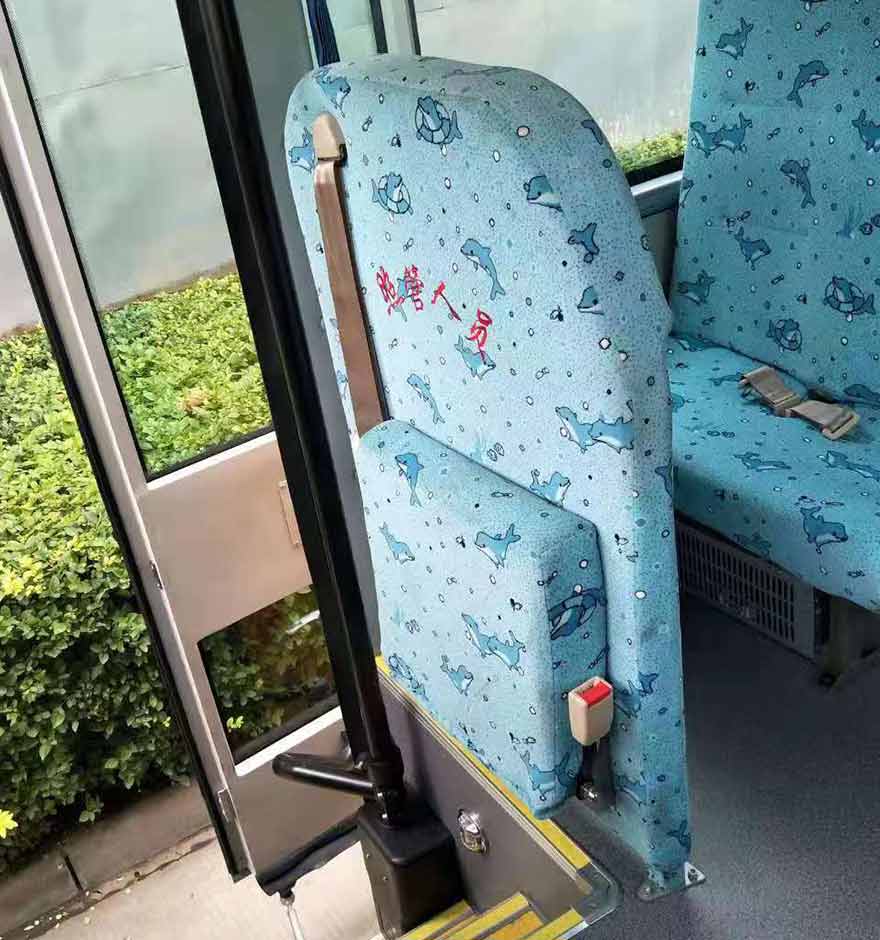 校車前門隔欄