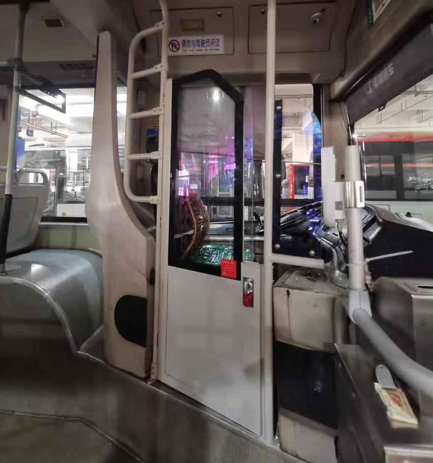 公交車駕駛區(qū)隔離設(shè)施安裝到位